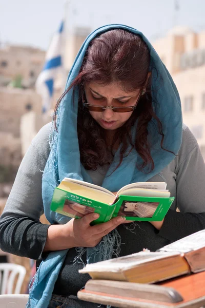 JERUSALEM, ISRAEL - 14 de marzo de 2006: Una mujer reza en el lamento — Foto de Stock