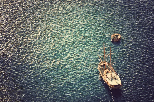 Ahşap yelkenli tekne yelken. Vintage tarzı. — Stok fotoğraf