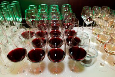 şarap bardakları satırının üzerine parti arka plan