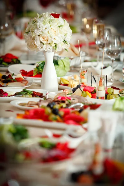 Tisch gedeckt für eine Eventparty oder einen Hochzeitsempfang — Stockfoto