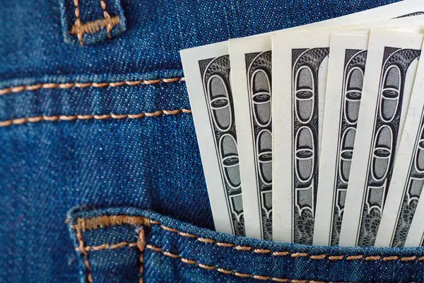 Bir kot pantolon cebinde dolar — Stok fotoğraf