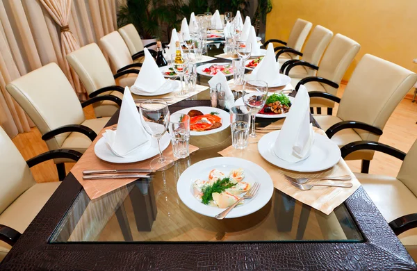 Catering table set service with silverware and glass stemware at — Stock Photo, Image