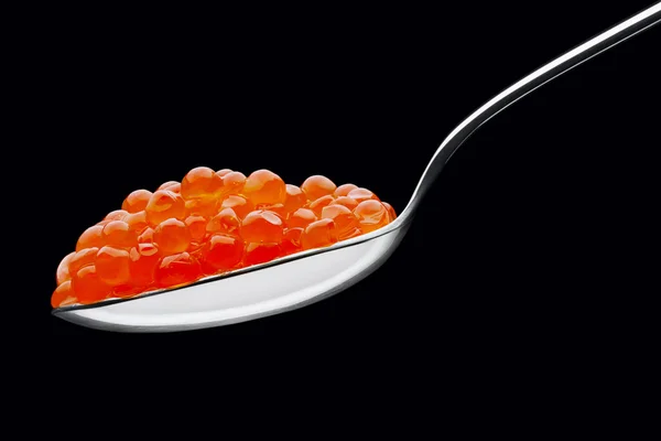 Sked med röd kaviar på svart bakgrund — Stockfoto