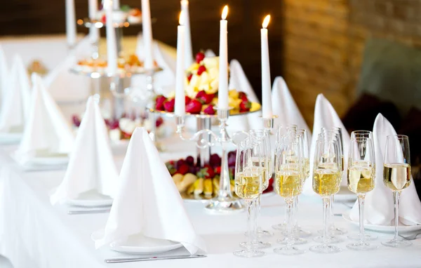 Mesa romántica con velas encendidas y champán — Foto de Stock