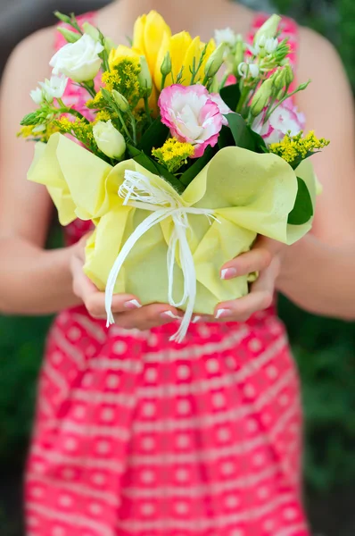 Florist hands showing bouquet flowers shop market — Stock Photo, Image