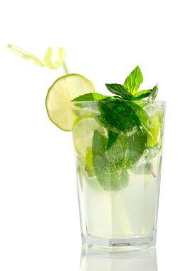 Beyaz bir mojito kokteyli izolasyonu