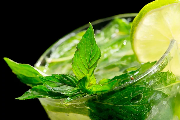 Siyah arkaplanda Mojito Kokteyli