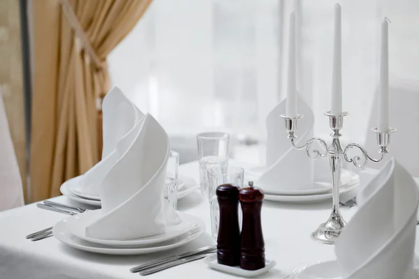 Empty glasses set in restaurant — Stock Photo, Image