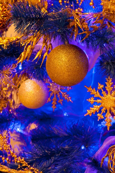 Boules de Noël dorées sur fond bleu — Photo