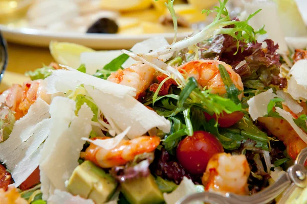 Salada fresca e saudável com camarões — Fotografia de Stock
