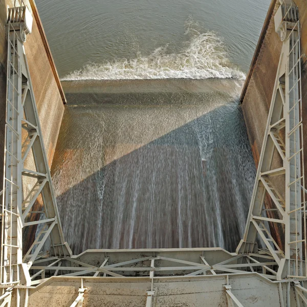 Vista dall'alto cancello dell'acqua della diga — Foto Stock