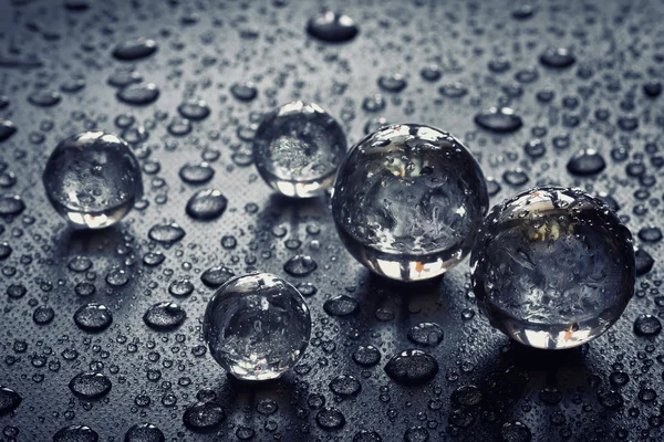 Glaskulor, vattendroppar — Stockfoto