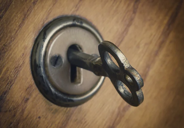 Stary klucz w zamek — Zdjęcie stockowe