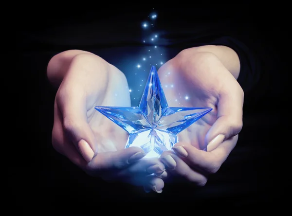 Stjärna i händerna — Stockfoto