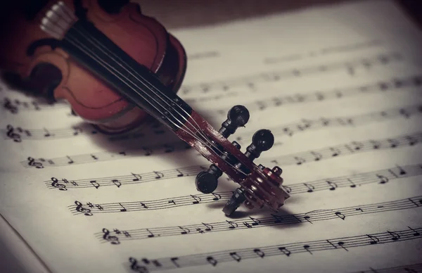 Violino e notas musicais — Fotografia de Stock