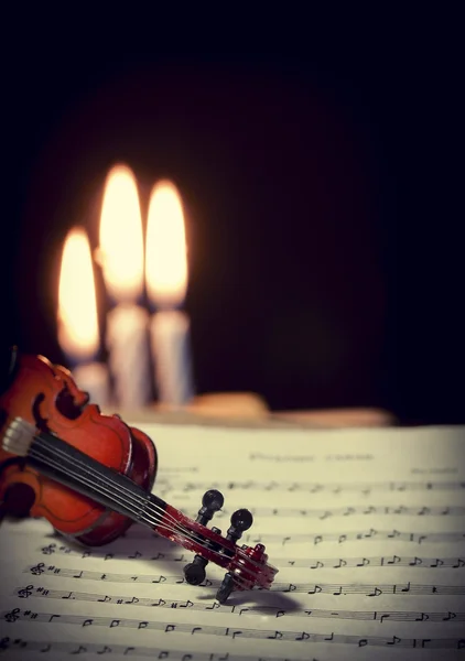小提琴、 音符和蜡烛 — 图库照片