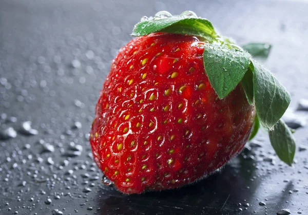 Nasse süße Erdbeere — Stockfoto