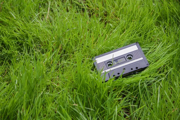 Kaseta w trawie — Zdjęcie stockowe