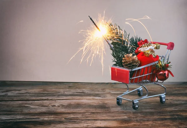 Natale Fondo Anno Nuovo Carrello Supermercato Ramo Abete Bacche Borsa — Foto Stock