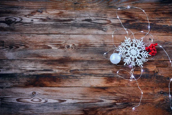 Weihnachten Neujahrshintergrund Schneeflocke Ball Beeren Leuchtender Kranz Auf Holztisch Draufsicht — Stockfoto