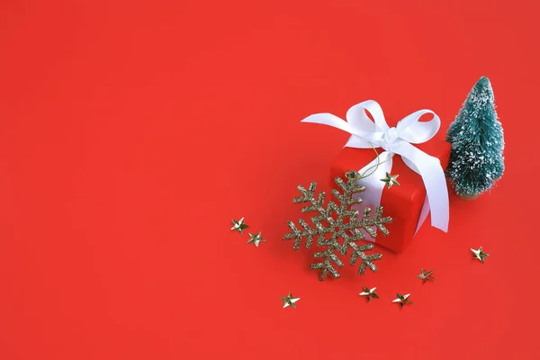 クリスマスお祝いのカード贈り物木と黄金の雪の結晶赤い紙の背景の星 ロイヤリティフリーのストック写真