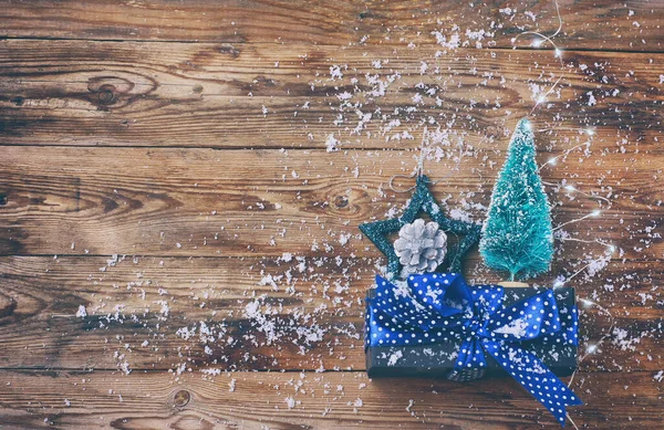 クリスマス 新年の背景 トウヒ 銀のコーン ガーランド 木製のテーブルに弓とギフトボックス ヴィンテージスタイル トップビュー ロイヤリティフリーのストック写真