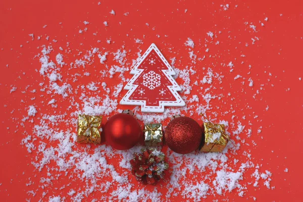 Nieuwjaar Kerstmis Achtergrond Speelgoed Dennenboom Kerstballen Drie Geschenkdoos Sneeuw Rood — Stockfoto