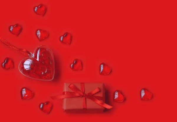 Valentinstag Transparente Herzen Und Geschenkschachtel Mit Schleife Auf Rotem Papierhintergrund — Stockfoto