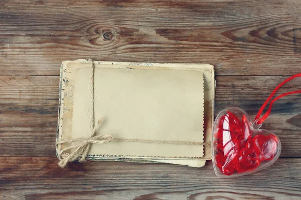 Alla Hjärtans Dag Transparent Hjärta Gamla Kort Träbord Vintage Stil — Stockfoto