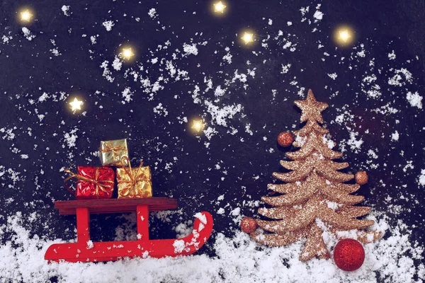 金色云杉 红色雪橇 礼品盒 夜色背景 降雪和星星 — 图库照片