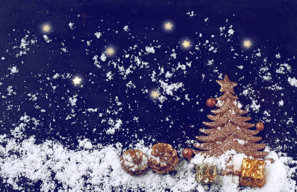 クリスマス 新年のはがき 黄金のトウヒ 贈り物 コーン 夜の背景 雪と星 トップビュー ストック写真