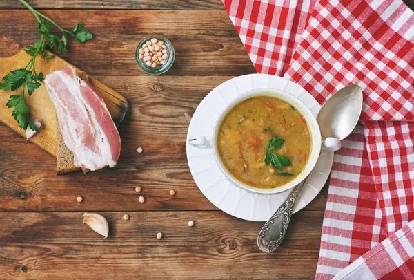 新鮮な自家製エンドウ豆のスープ 燻製肉 ニンニク 木製のテーブル 素朴なスタイル トップビュー — ストック写真
