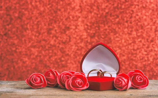 赤いギフトボックスハート形のウェディングリング 結婚式の招待状 赤い背景 クローズアップ バレンタインデーのコンセプト ストック写真