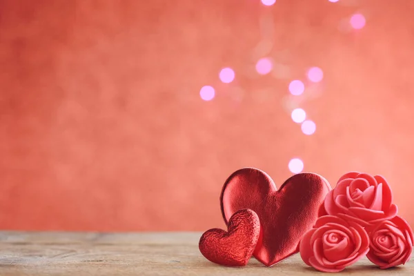 Saint Valentin Deux Cœurs Rouges Roses Sur Table Bois Gros — Photo