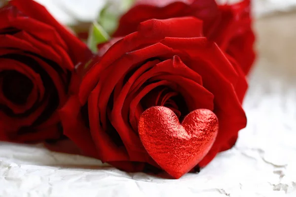 Valentinstag Hintergrund Drei Rote Rosen Herz Auf Zerknitterter Papieroberfläche Makrofoto — Stockfoto