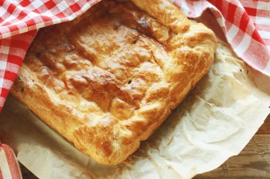 Lahanalı geleneksel ev yapımı turta, ahşap masa, üst manzara, Rus mutfağı.