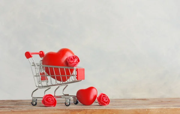 Valentine Day Background Two Hearts Supermarket Trolley Three Roses Wooden — Stock Photo, Image