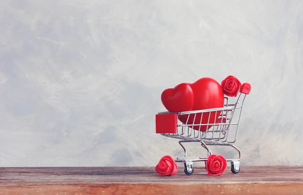 Valentine Day Background Heart Supermarket Trolley Roses Wooden Surface Concept — Stock Photo, Image