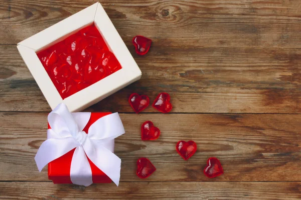 Valentinstag Hintergrund Süßes Herz Und Rote Geschenkbox Auf Holztisch Draufsicht — Stockfoto