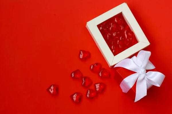 Valentijnsdag Rode Achtergrond Lief Hart Geschenkdoos Met Witte Strik Bovenaanzicht — Stockfoto