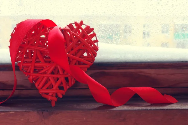 Valentinstag Grußkarte Rotes Herz Mit Seidenband Auf Holztisch Fenster Vintage lizenzfreie Stockbilder