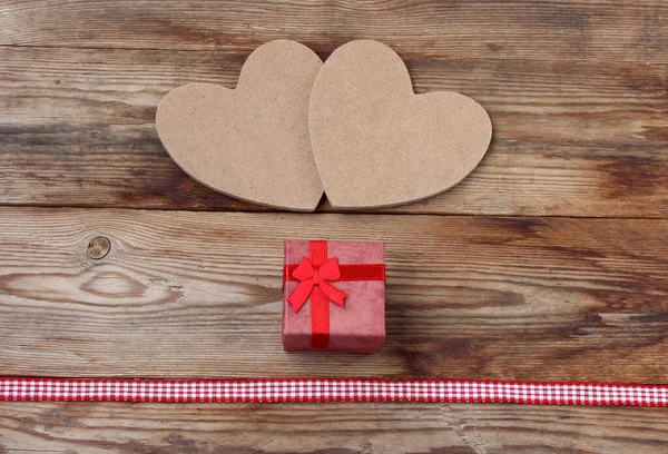 Zwei Pappherzen Roter Geschenkkarton Band Auf Holztisch Draufsicht Valentinstag Hintergrund — Stockfoto