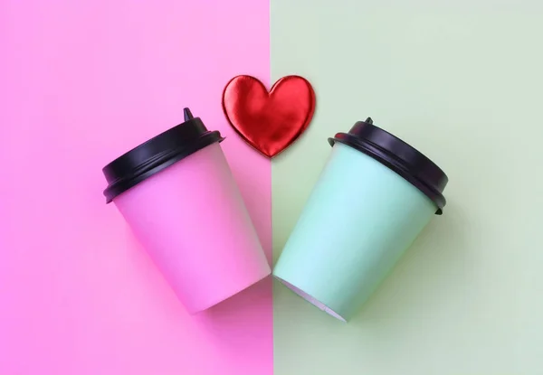 Две Бумажные Чашки Кофе Розовый Зеленый Бумажном Фоне Красное Сердце Лицензионные Стоковые Фото
