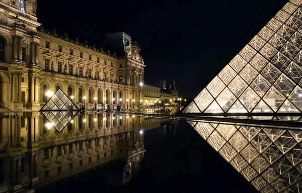 Musée du Louvre la nuit — Photo