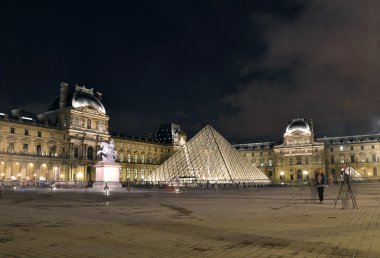 Louvre Müzesi tarafından gece