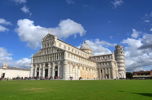 Schiefer Turm und Kathedrale von Pisa — Stockfoto