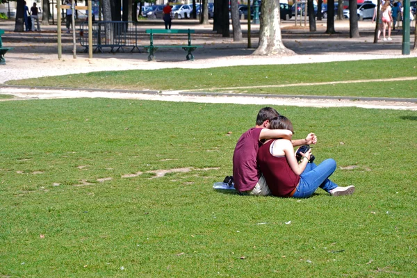 parkta sarılma Çift