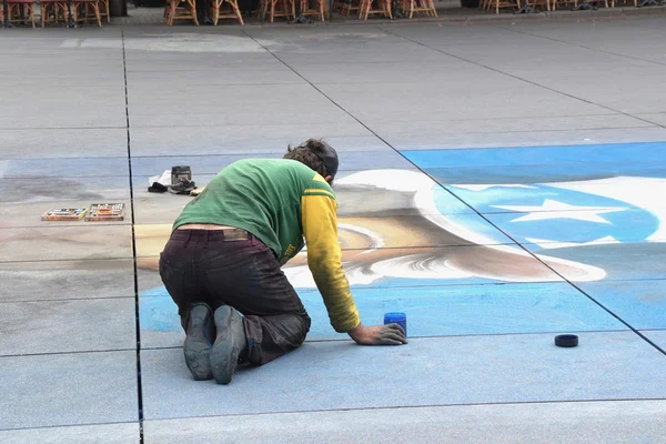 Street artist paints on the pavement — Stock Photo, Image