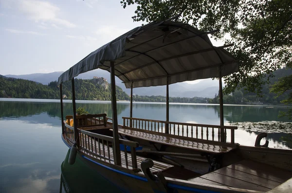 Traditionele boot in bled lake — Stockfoto