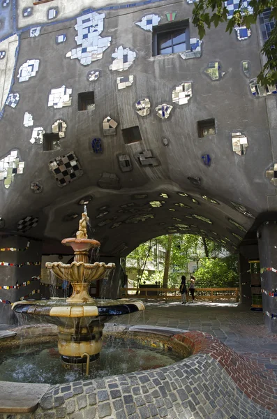 Fuente en Hundertwasser Casa , — Foto de Stock